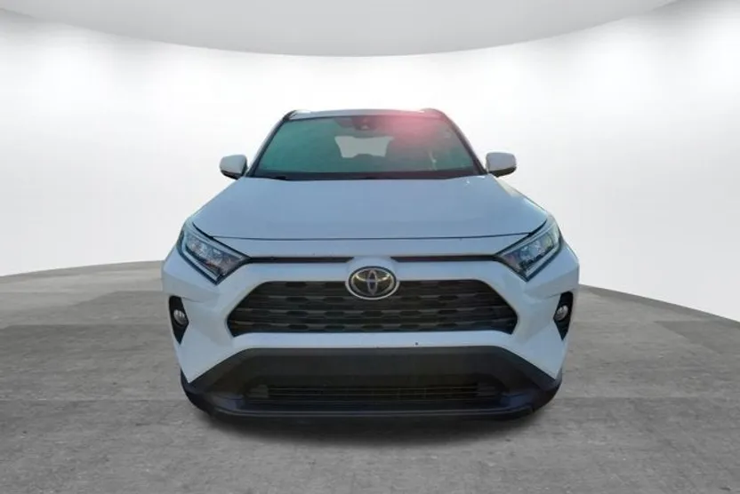 2020 Toyota RAV4 LE photo 1