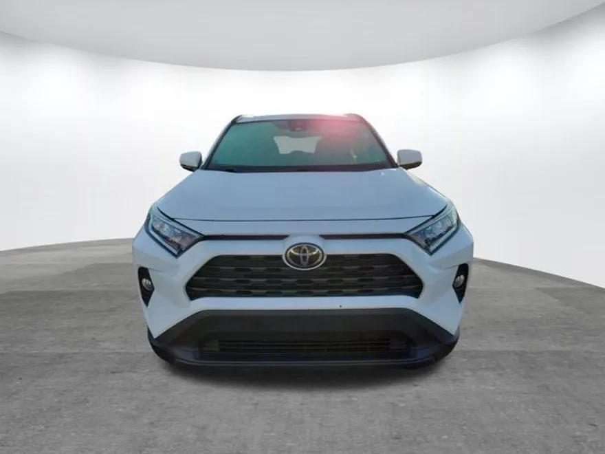 2020 Toyota RAV4 LE photo 1