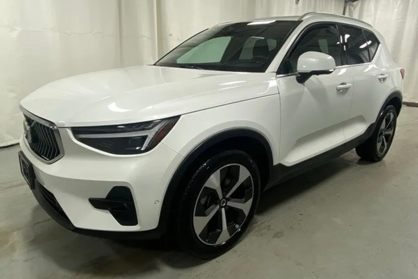 2025 Volvo XC40 Plus photo 1