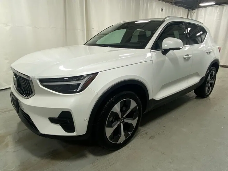 2025 Volvo XC40 Plus photo 1