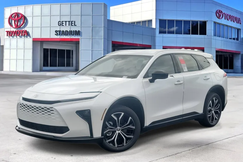 2025 Toyota Crown Signia XLE photo 1