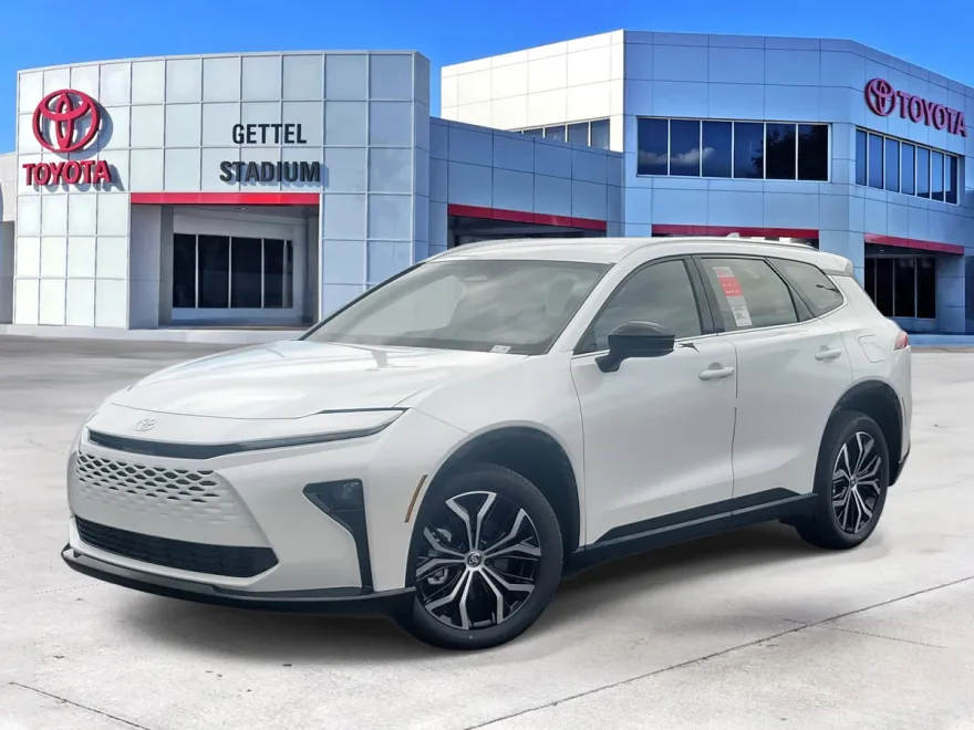 2025 Toyota Crown Signia XLE photo 1