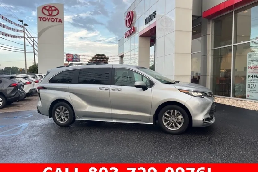 2022 Toyota Sienna XLE photo 1