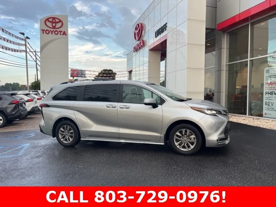 2022 Toyota Sienna XLE photo 1