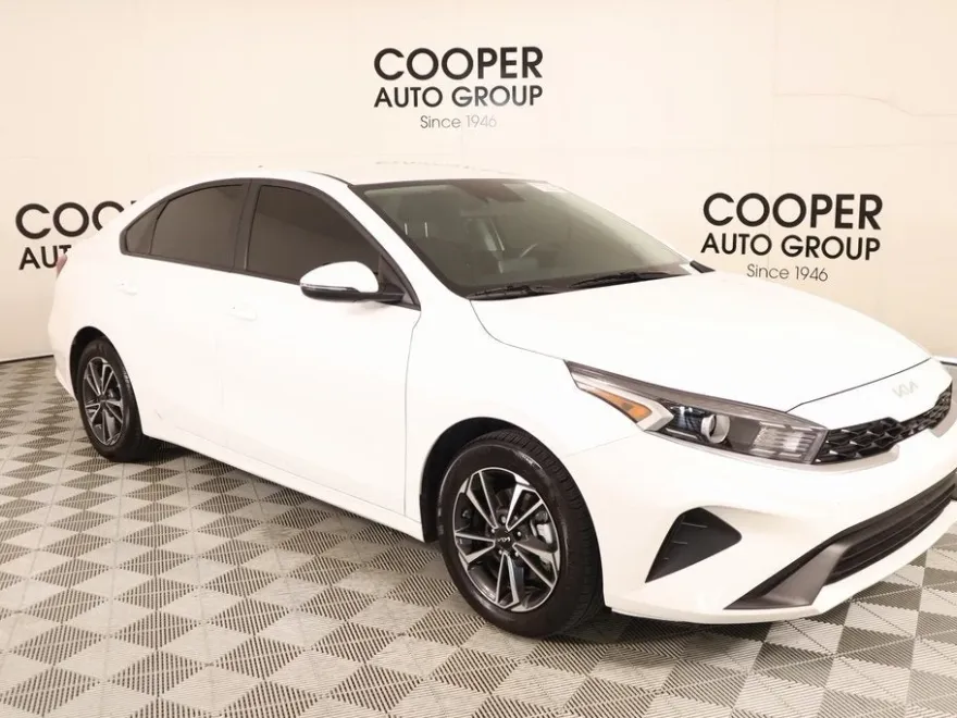 2024 Kia Forte LXS photo 1