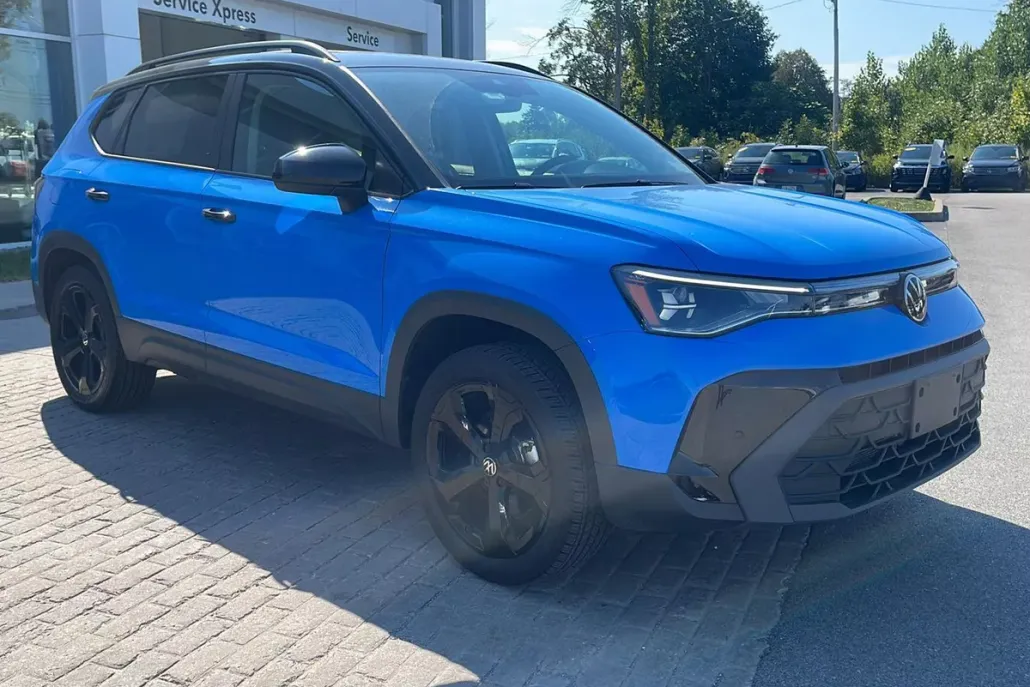 2025 Volkswagen Taos SE photo 1
