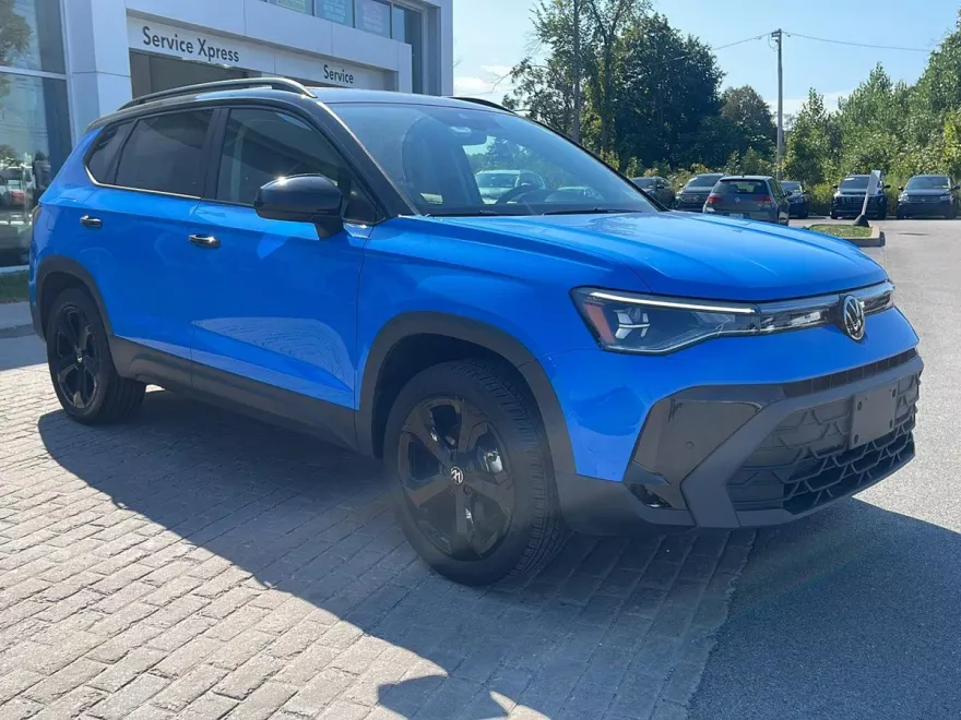 2025 Volkswagen Taos SE photo 1