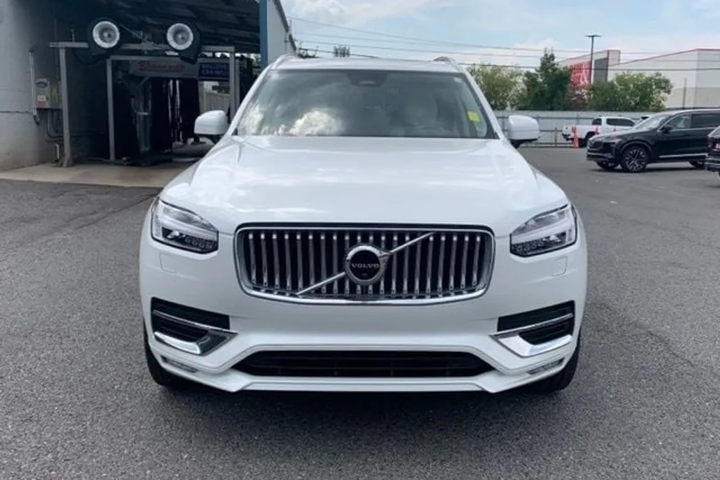 2023 Volvo XC90 AWD Plus photo 1