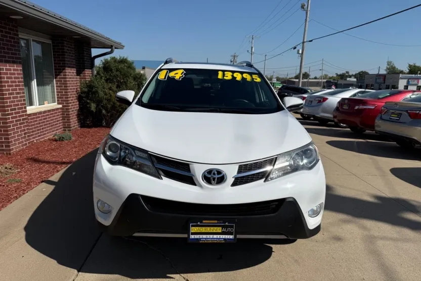 2014 Toyota RAV4 XLE photo 1