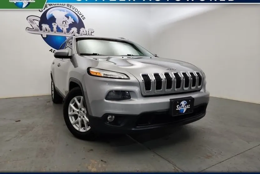 2016 Jeep Cherokee Latitude photo 1