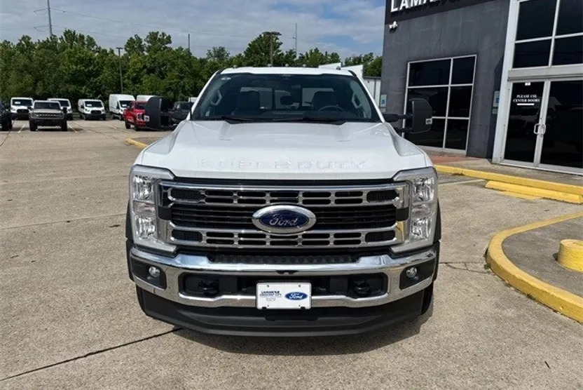 2025 Ford F-550 photo 1