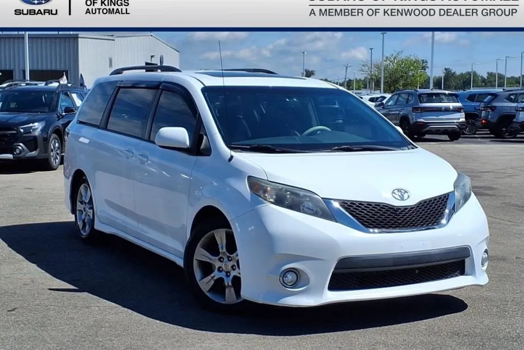 2012 Toyota Sienna photo 1