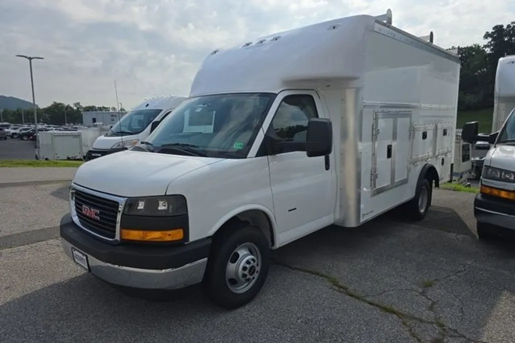 2025 Gmc Savana Cutaway 3500 photo 1