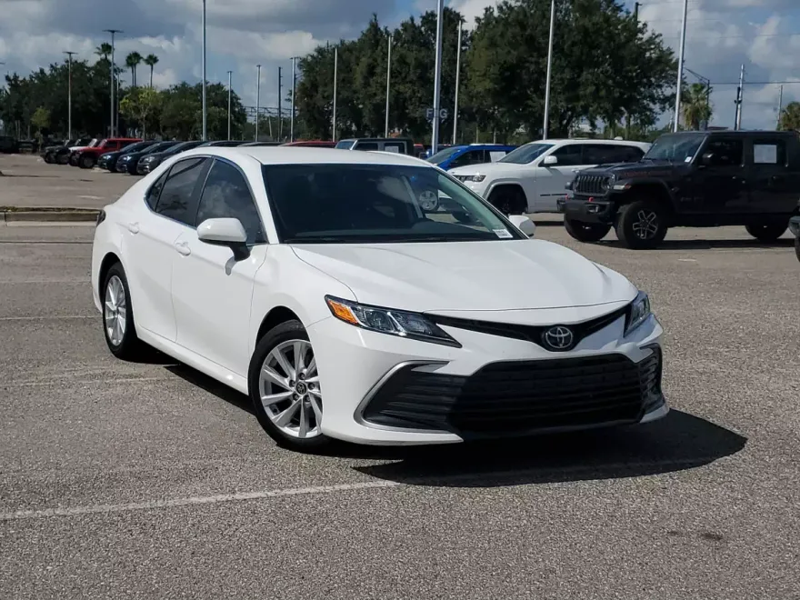 2023 Toyota Camry LE photo 1
