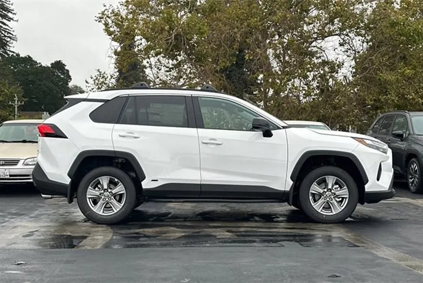 2025 Toyota RAV4 Hybrid LE photo 1
