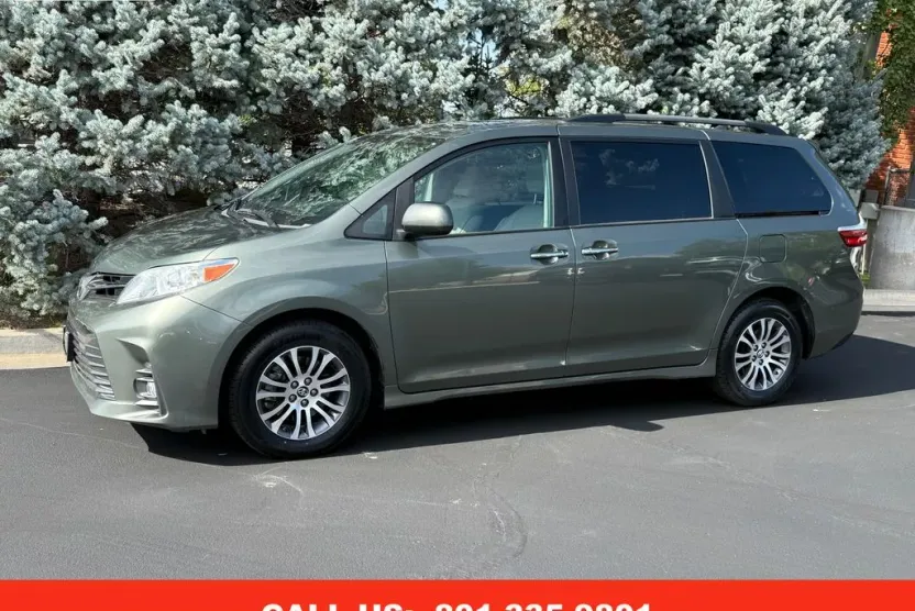 2019 Toyota Sienna XLE photo 1