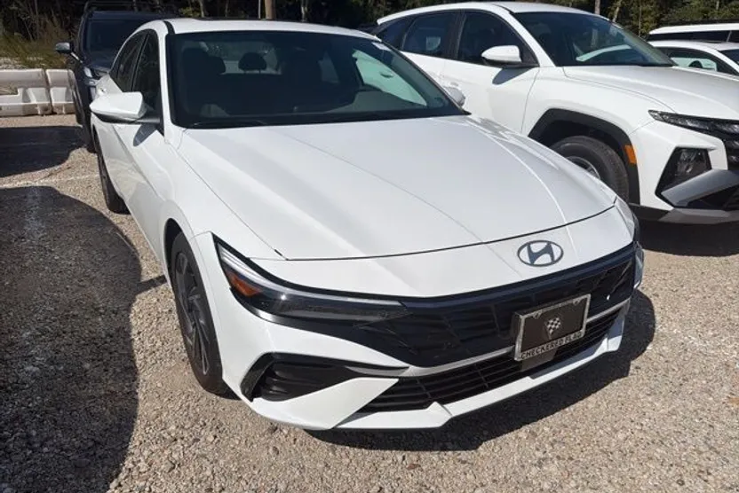 2024 Hyundai Elantra SEL photo 1