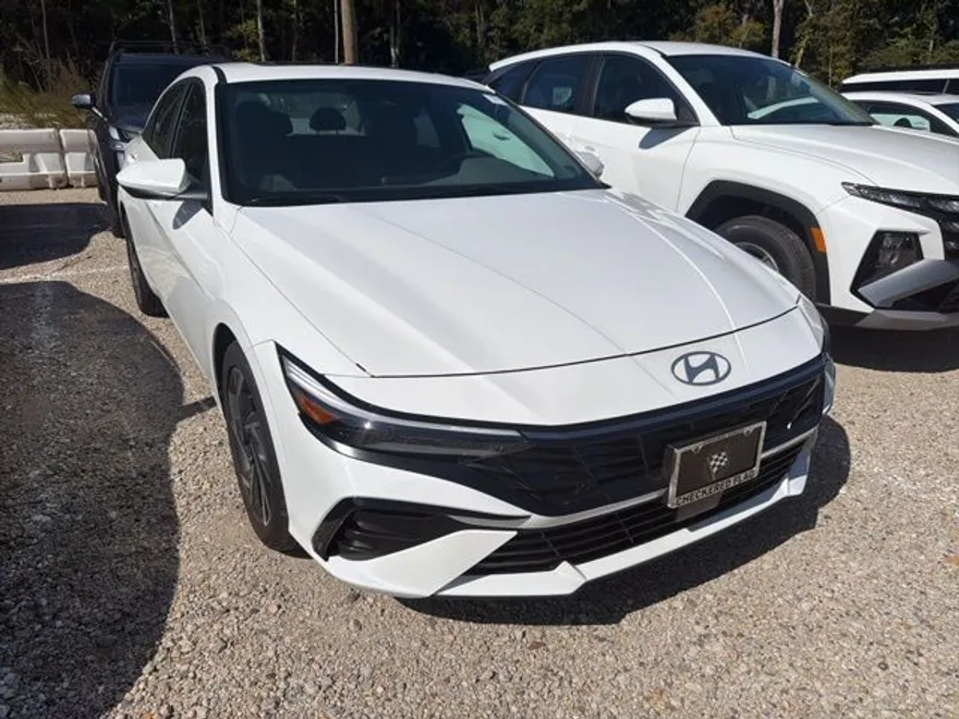 2024 Hyundai Elantra SEL photo 1