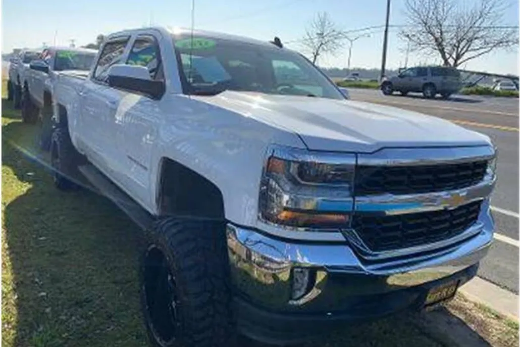 2017 Chevrolet Silverado 1500 LT photo 1
