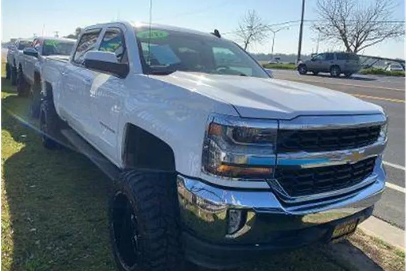 2017 Chevrolet Silverado 1500 LT photo 1