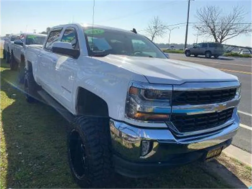 2017 Chevrolet Silverado 1500 LT photo 1