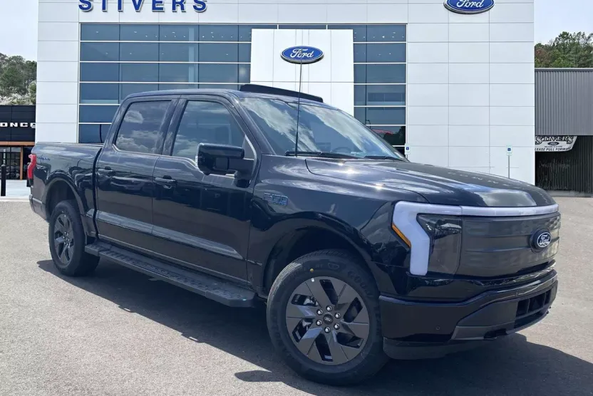 2025 Ford F-150 Lightning Lariat photo 1