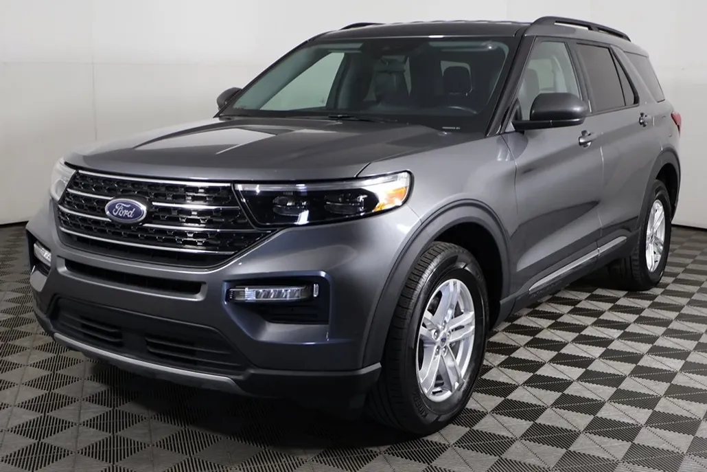 2023 Ford Explorer XLT photo 1