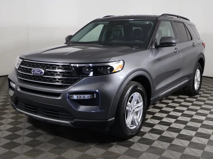 2023 Ford Explorer XLT photo 1