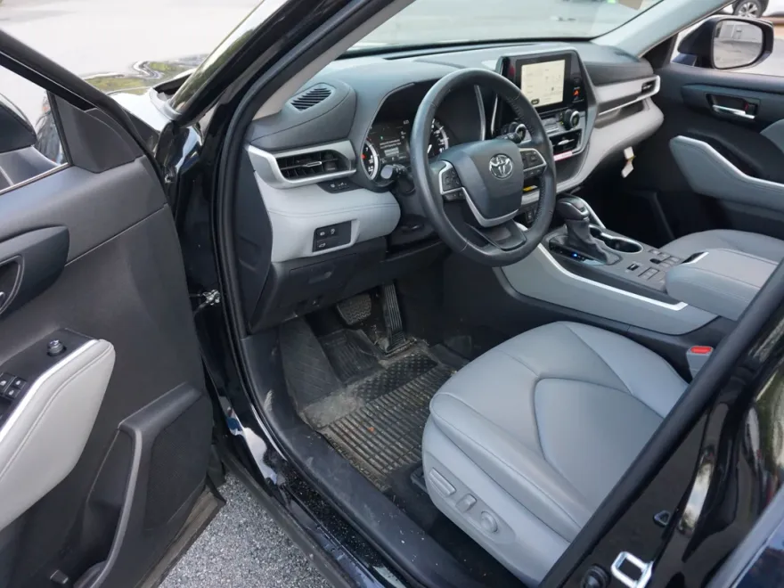 2024 Toyota Highlander XLE photo 1