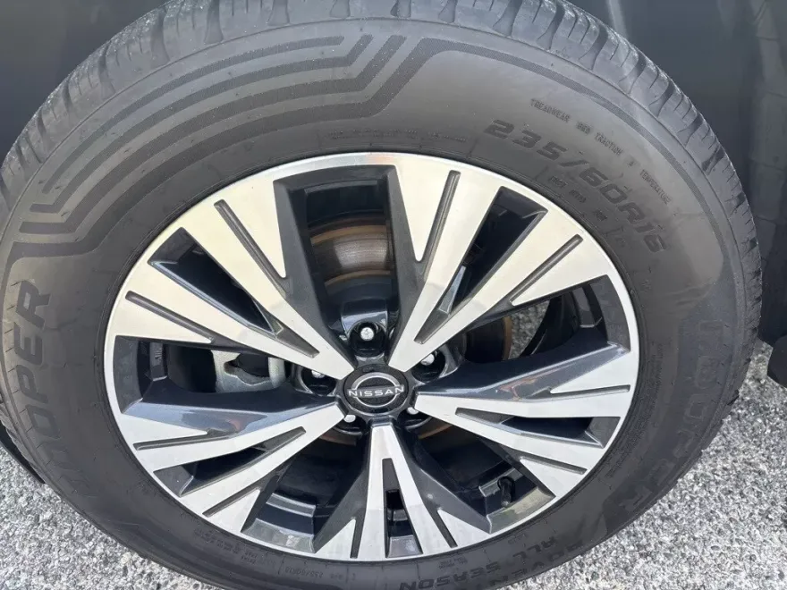 2023 Nissan Rogue SV photo 1