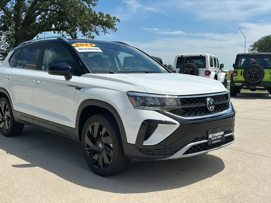 2024 Volkswagen Taos SE photo 1