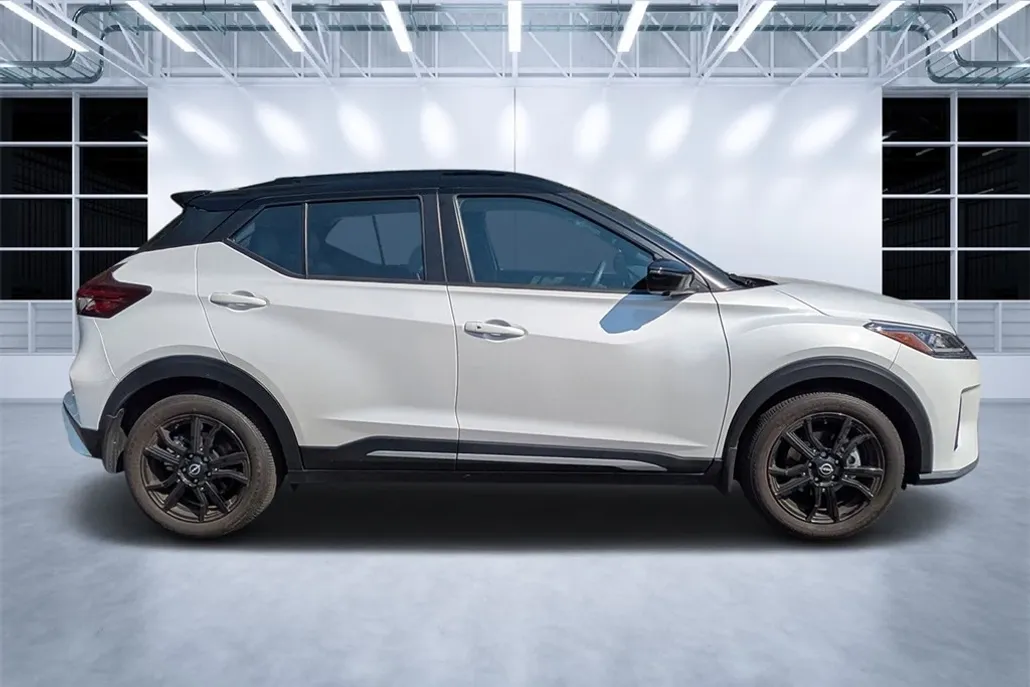 2023 Nissan Kicks SR photo 1