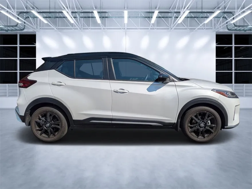 2023 Nissan Kicks SR photo 1