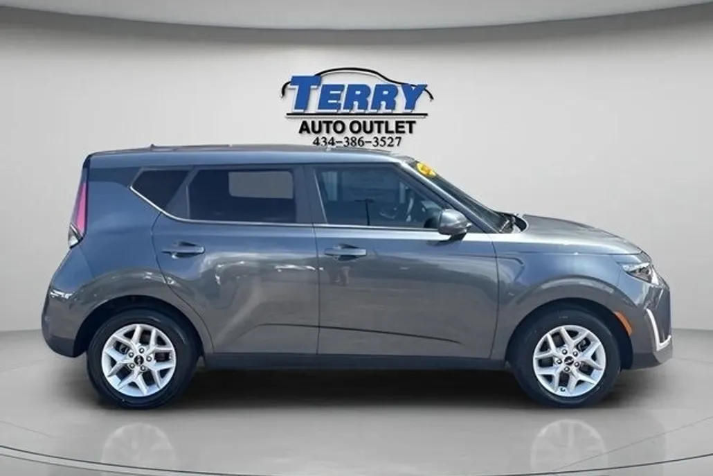 2023 Kia Soul LX photo 1
