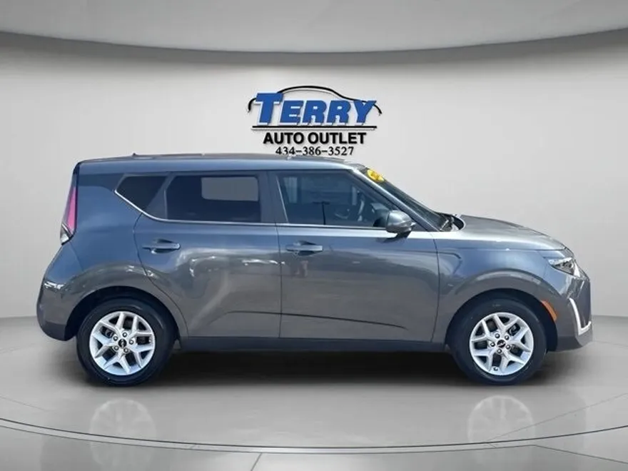 2023 Kia Soul LX photo 1