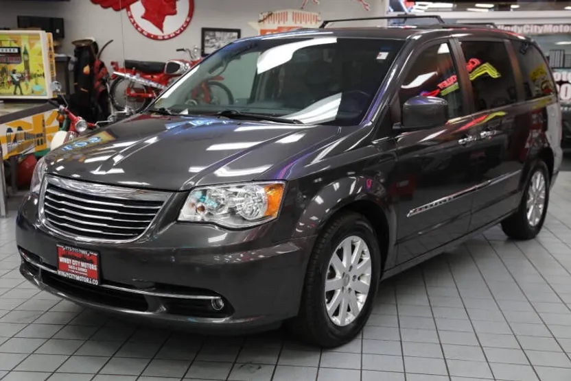 2016 Chrysler Town & Country Touring photo 1
