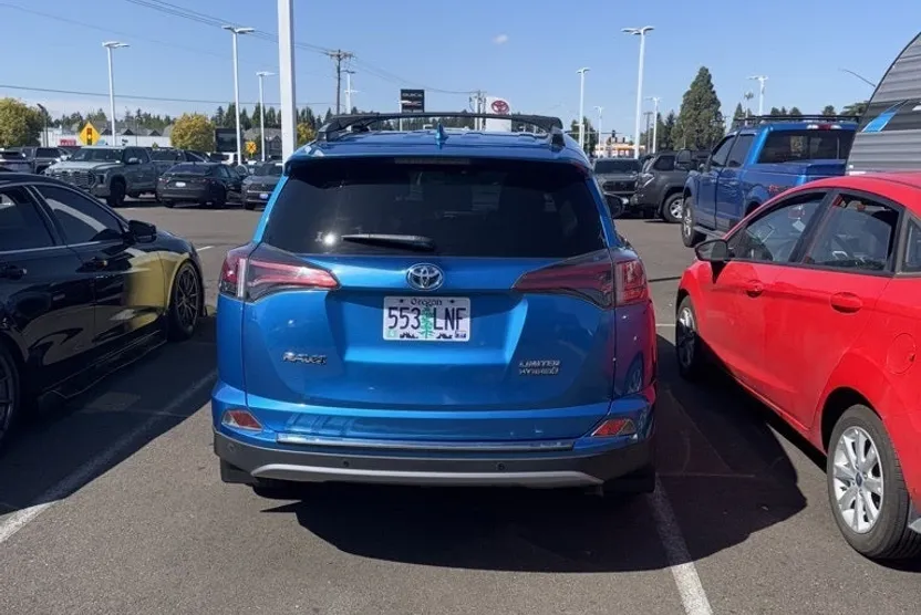2017 Toyota RAV4 Hybrid Limited photo 1