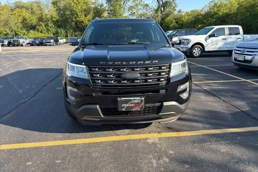 2017 Ford Explorer XLT photo 1