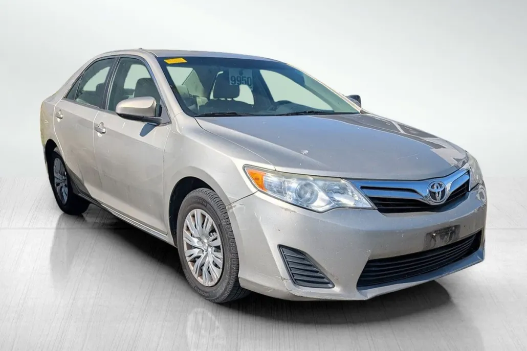 2014 Toyota Camry LE photo 1