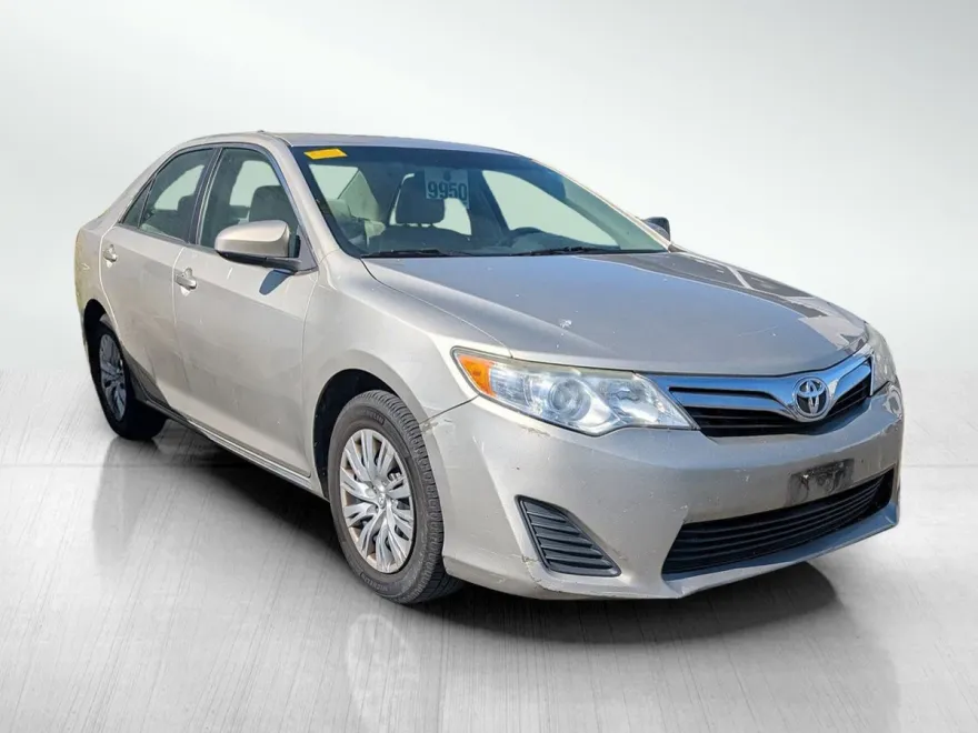 2014 Toyota Camry LE photo 1