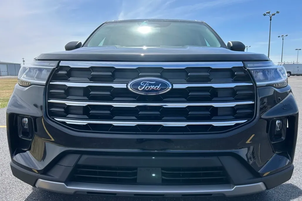 2025 Ford Explorer photo 1