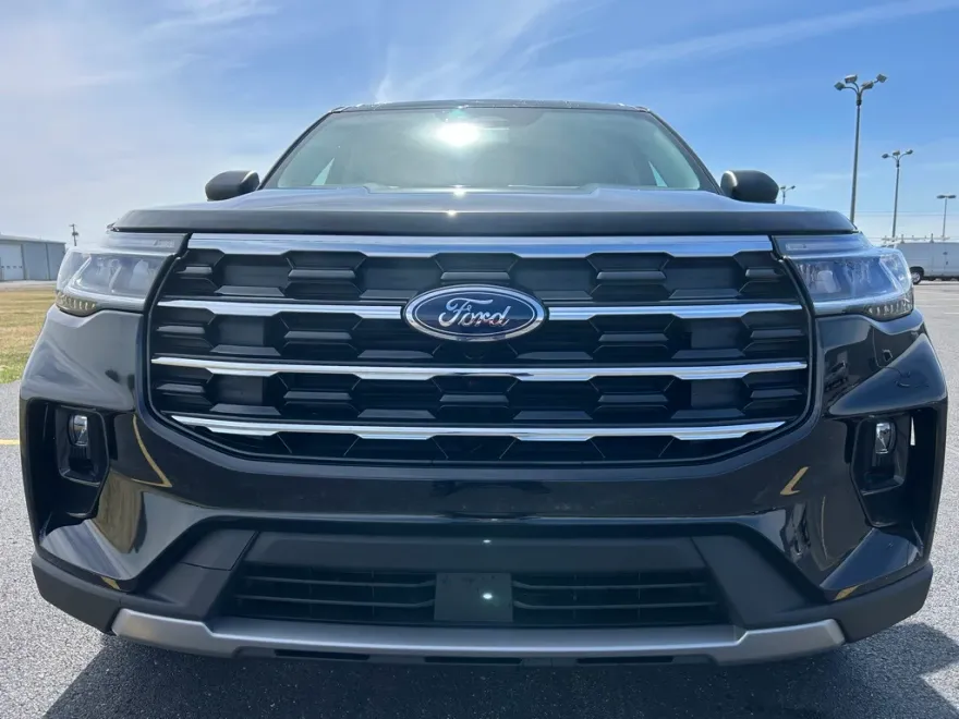 2025 Ford Explorer photo 1