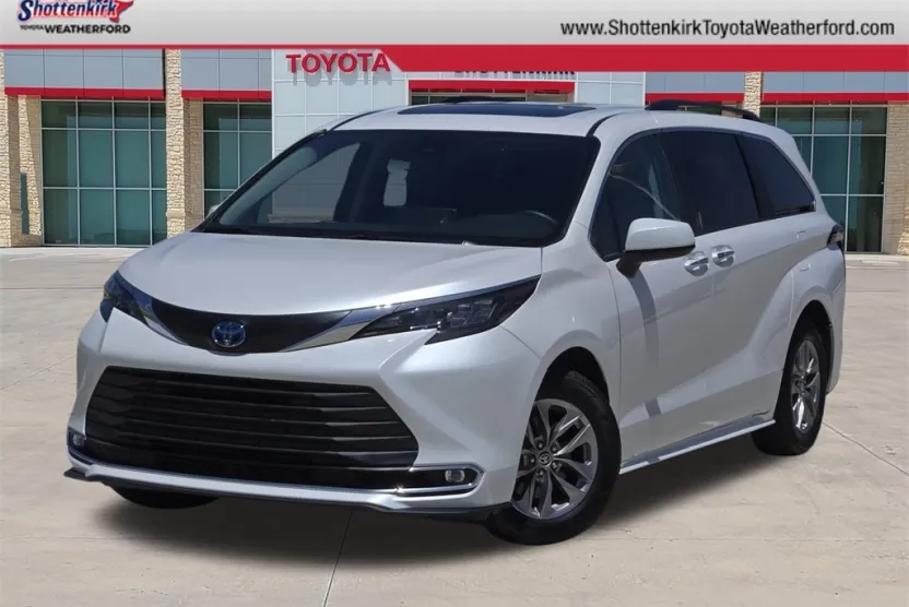 2024 Toyota Sienna XLE photo 1