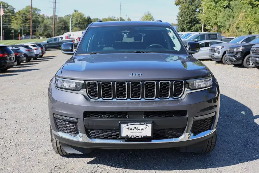 2023 Jeep Grand Cherokee Limited photo 1