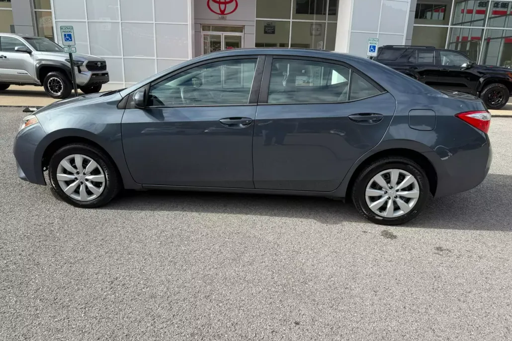 2016 Toyota Corolla LE photo 1