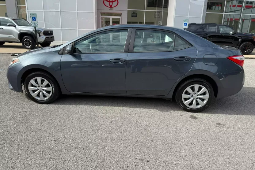 2016 Toyota Corolla LE photo 1