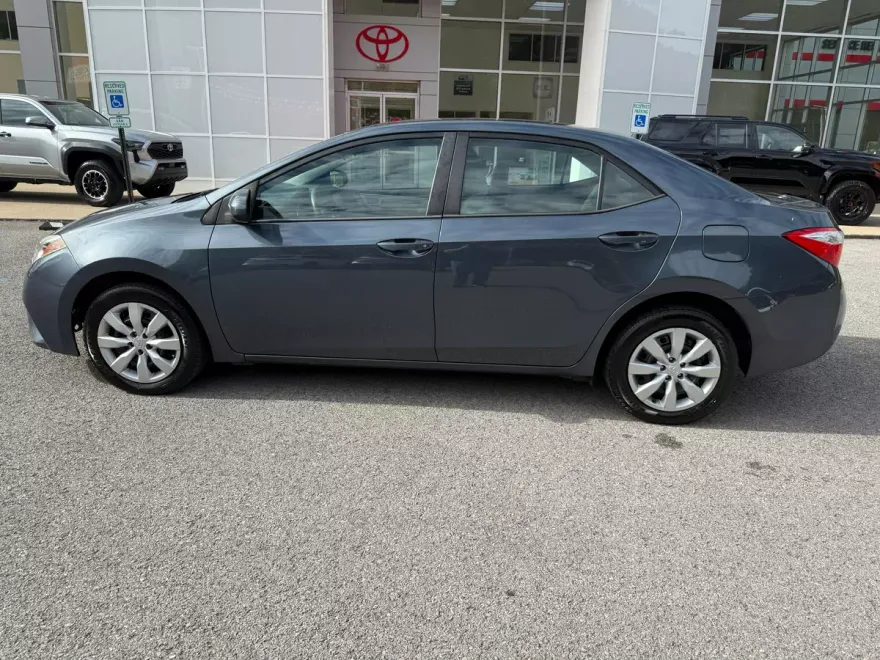 2016 Toyota Corolla LE photo 1