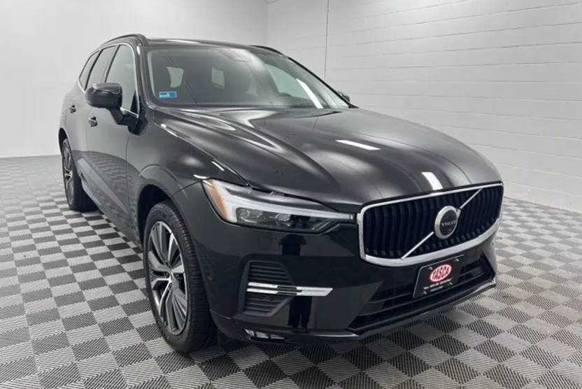 2022 Volvo XC60 B5 Momentum photo 1