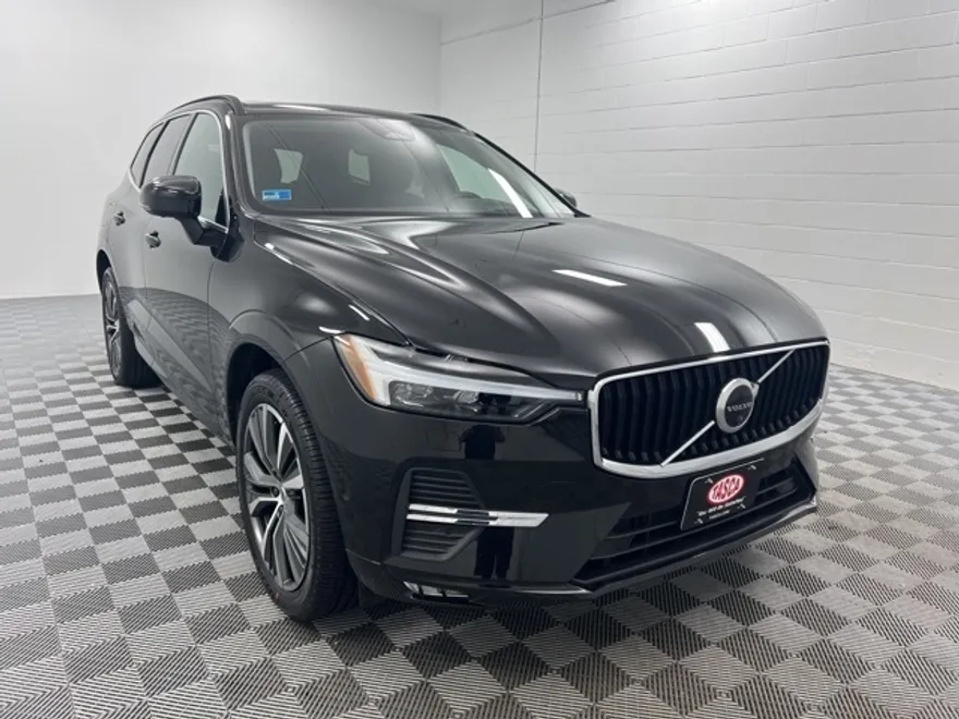 2022 Volvo XC60 B5 Momentum photo 1