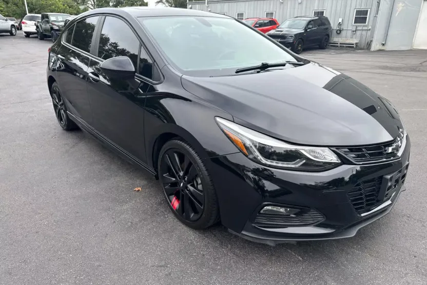 2018 Chevrolet Cruze LT photo 1